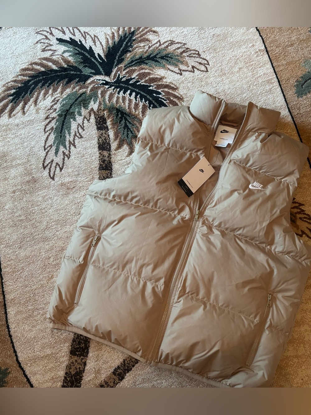 Nike Sportswear Club Therma-FIT 600
Down Puffer Vest Sz L Beige IB2977-297 NWT
